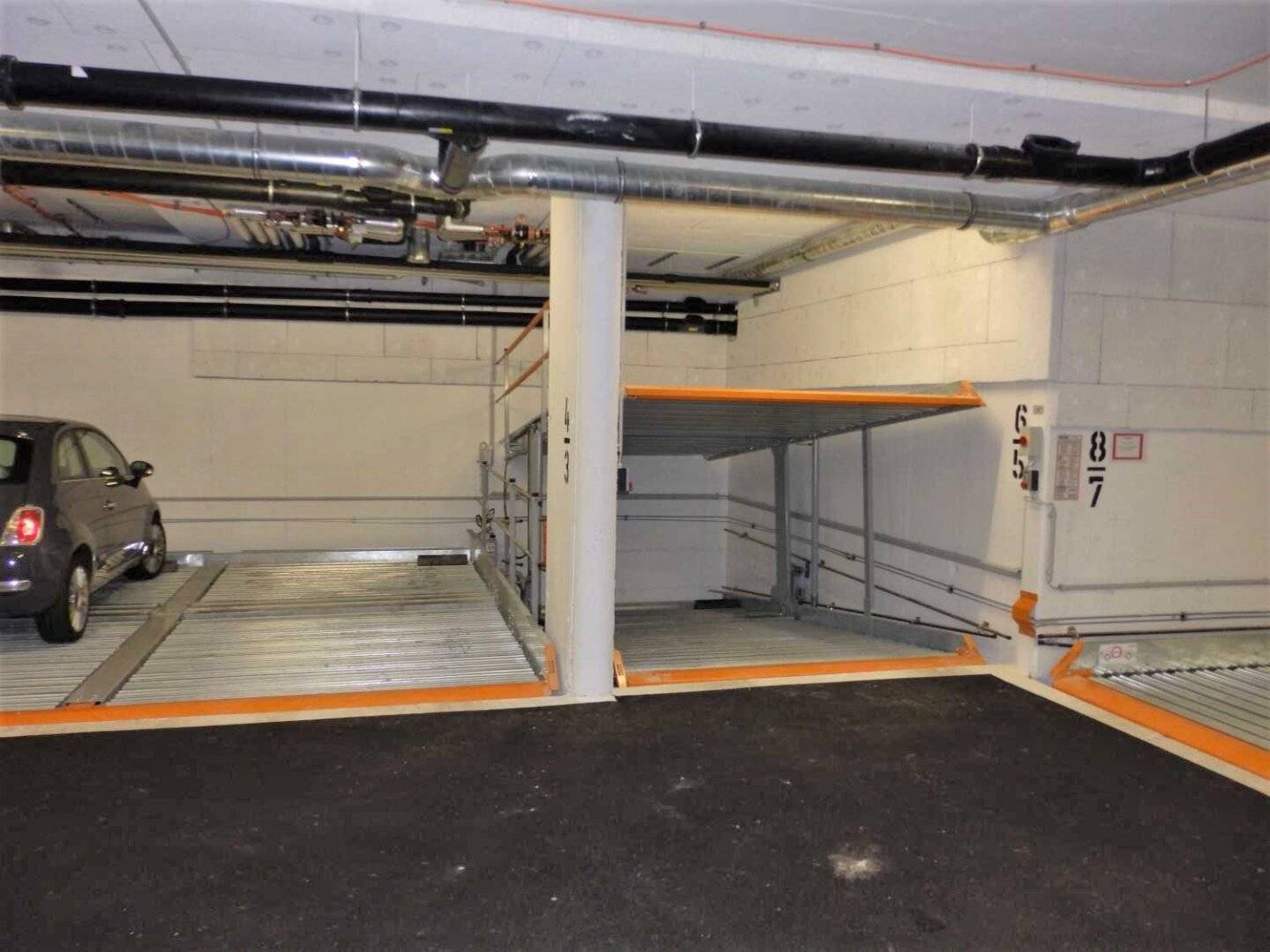 Garage parking space with good transport connections in Hernals