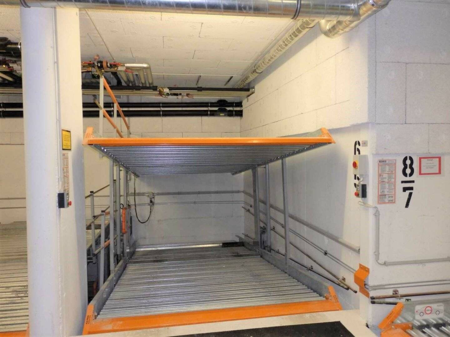 Garage parking space with good transport connections in Hernals
