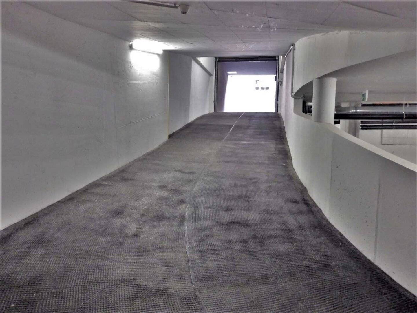 Garage parking space with good transport connections in Hernals