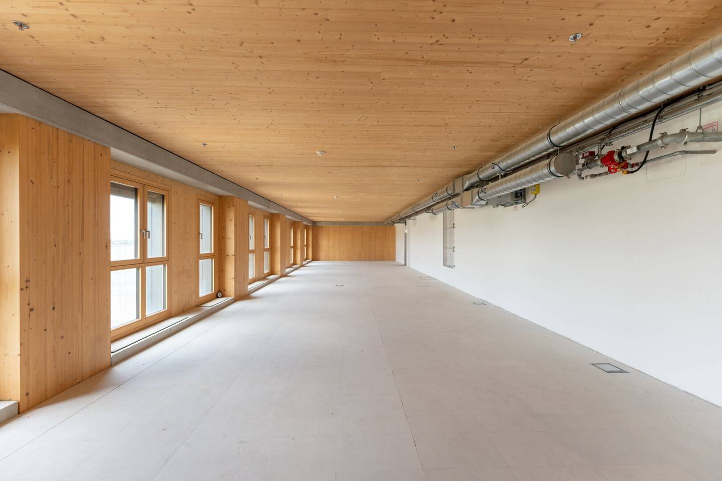 Office/Practice/Commercial spaces from 450 m² with lake view directly at the U2, customizable! Available now!