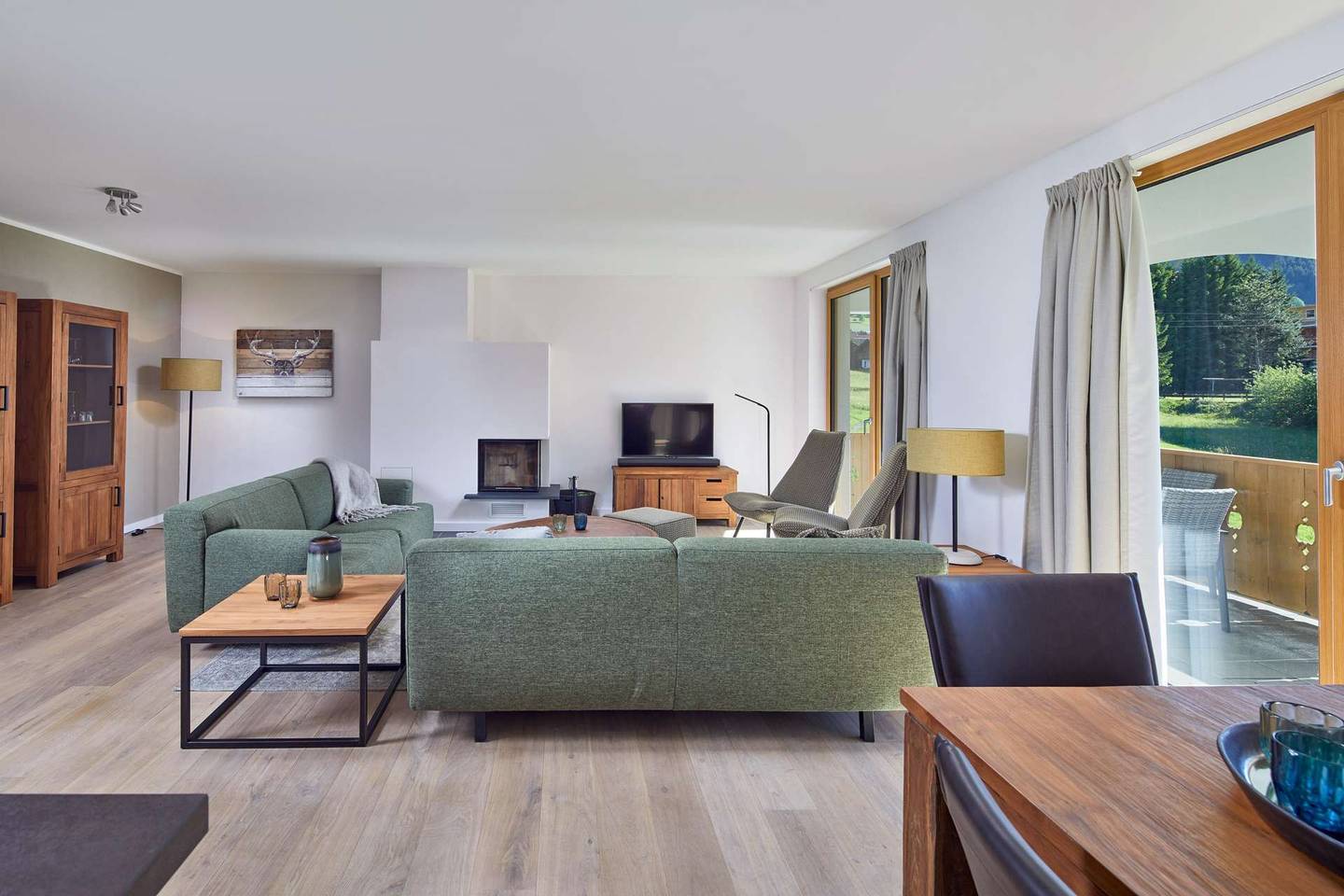 Penthouse near ski lift in quiet location with fireplace