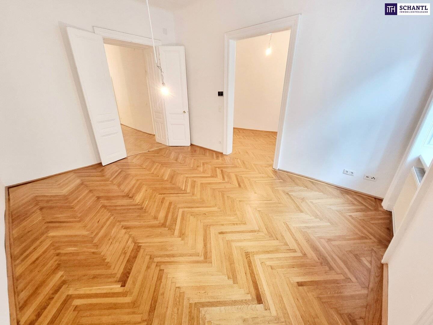 Apartment in a renovated historic building in Währing with lift
