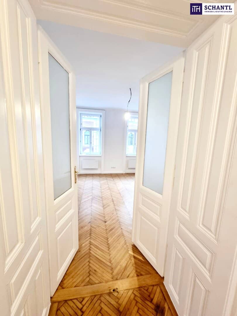 Historic apartment with high ceilings and parquet