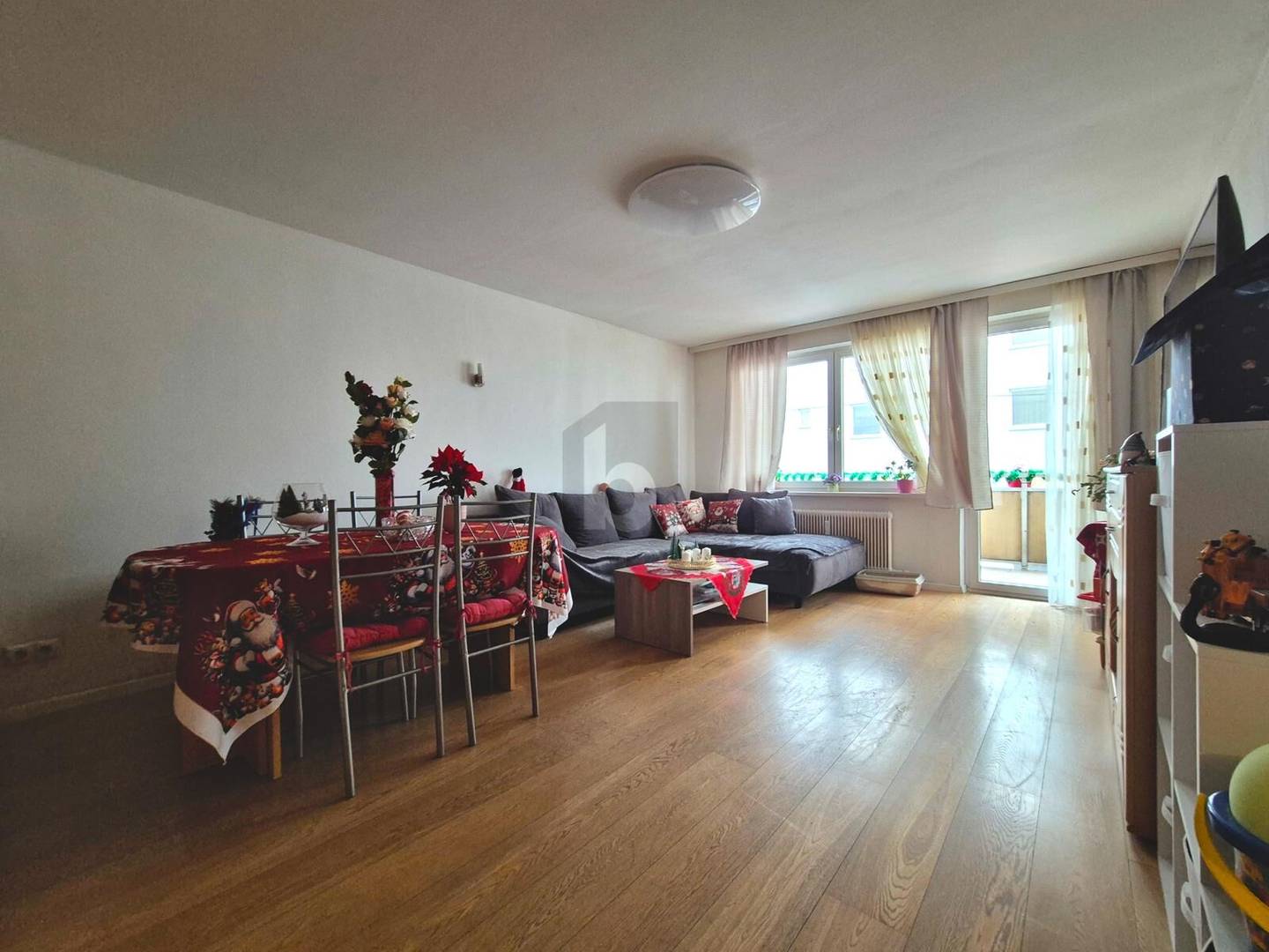 Helle Wohnung mit Echtholzparkett und guter Anbindung