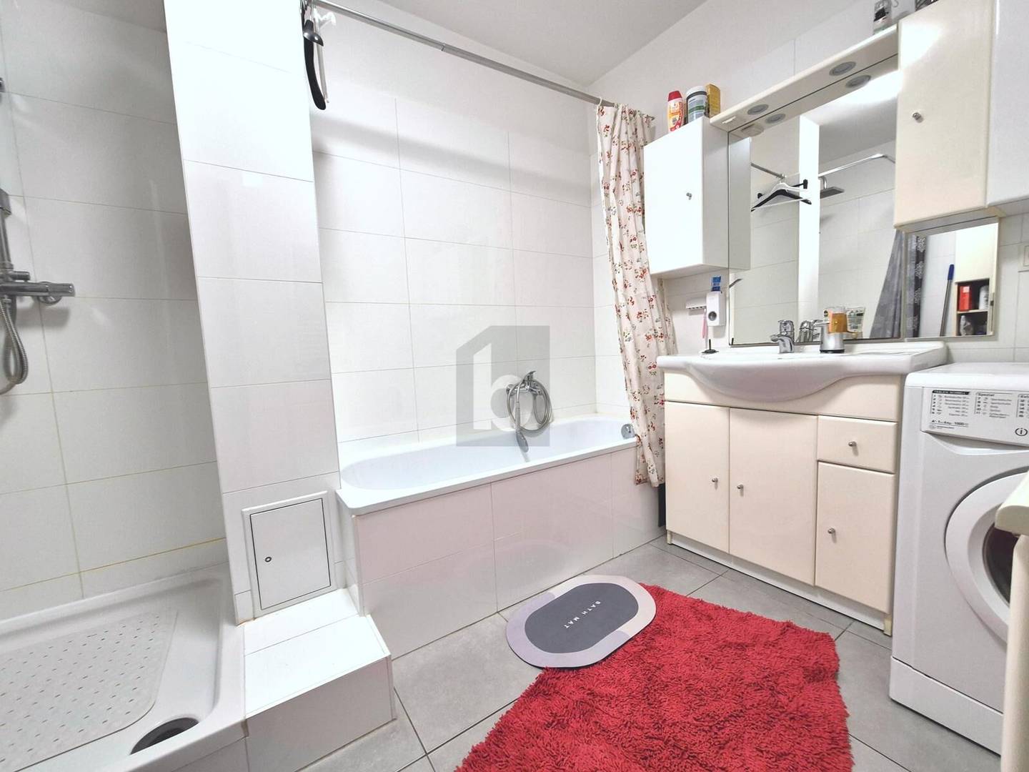 Helle Wohnung mit Echtholzparkett und guter Anbindung