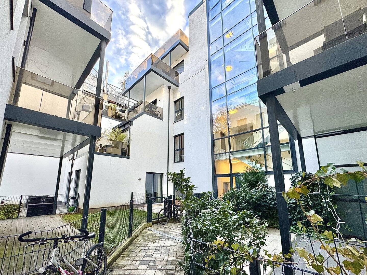 Top floor apartment near Mariahilfer with lift