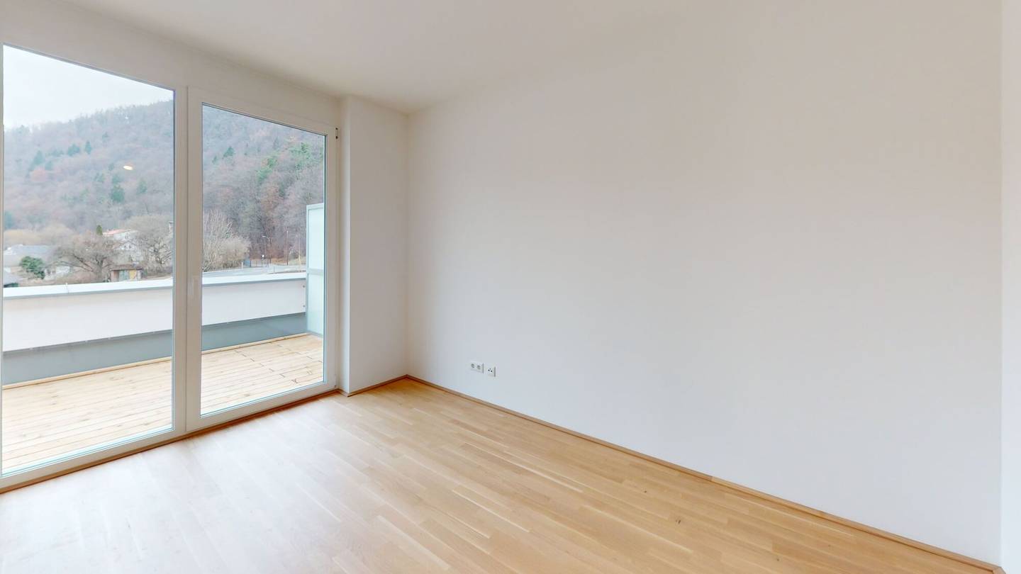 Vermietete Anlegerwohnung – 2-Zimmer-Dachgeschoss mit Balkon & Tiefgarage | STADT.LAND.THAL