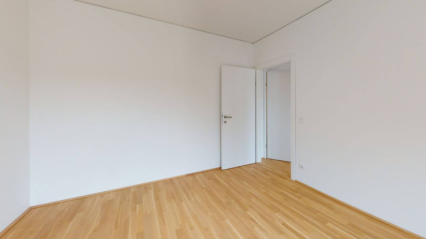 Vermietete Anlegerwohnung – 2-Zimmer-Dachgeschoss mit Balkon & Tiefgarage | STADT.LAND.THAL
