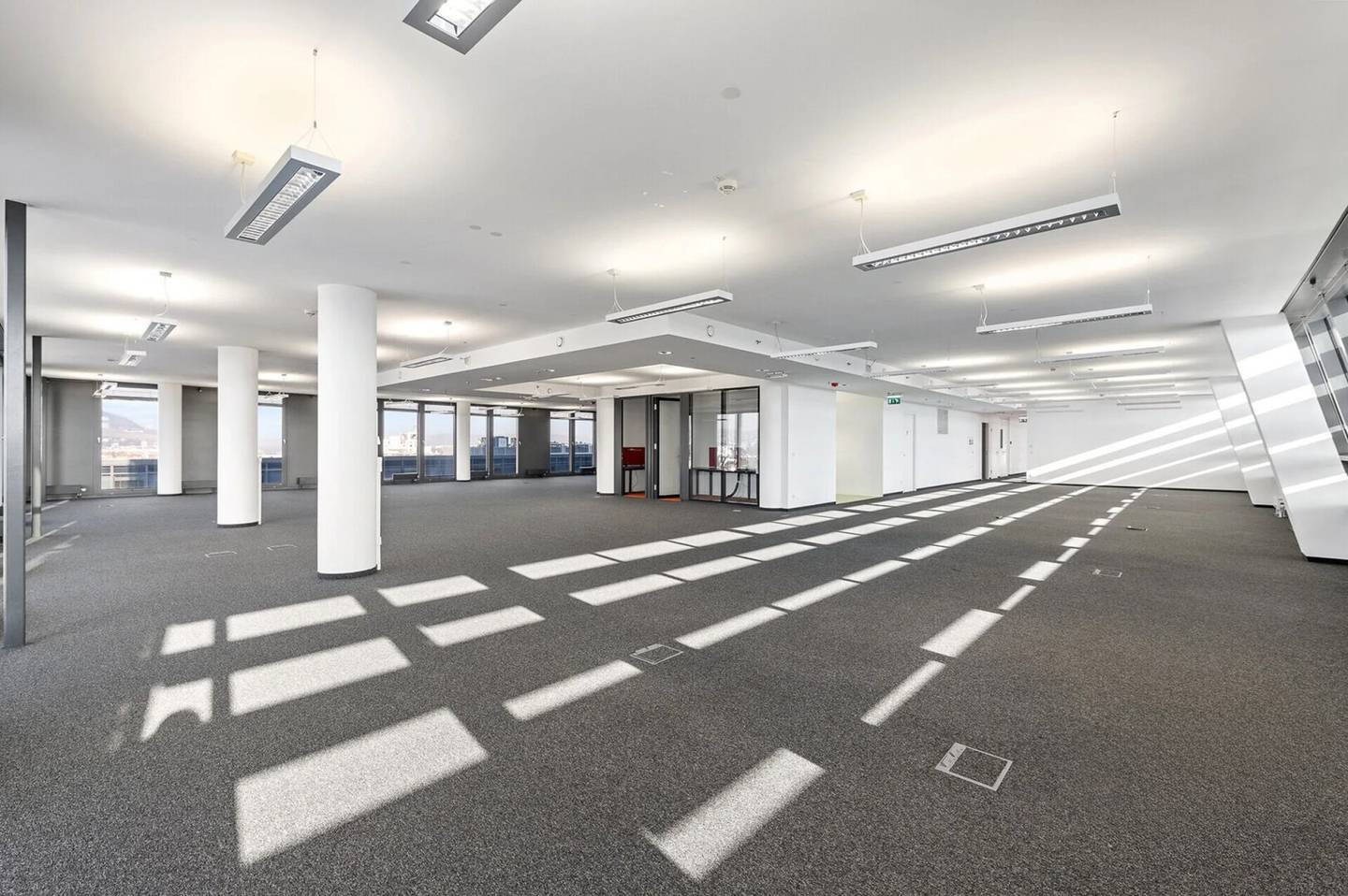 Shop Ecke Stromstraße/Wehlistraße mit viel Glasfront