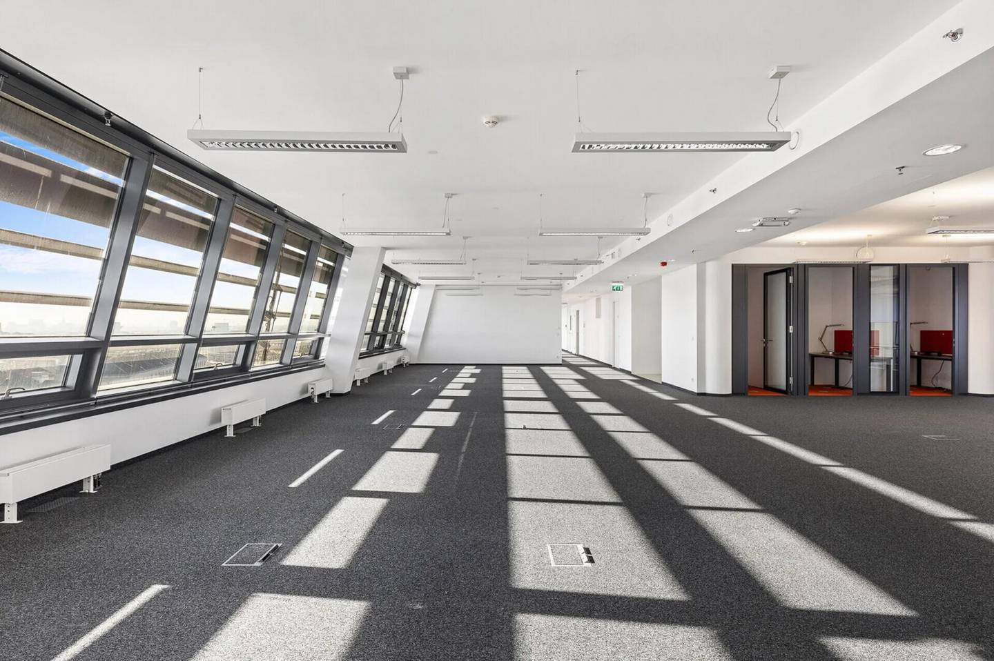 Shop Ecke Stromstraße/Wehlistraße mit viel Glasfront