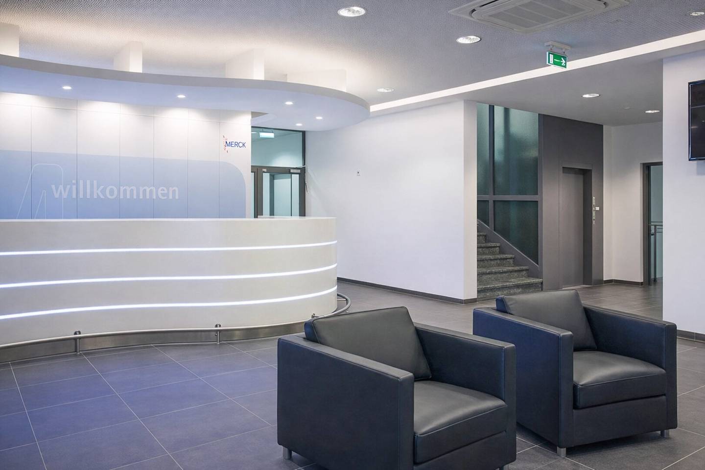 Modern office spaces in 1140 Vienna West Auhof, border to Lower Austria