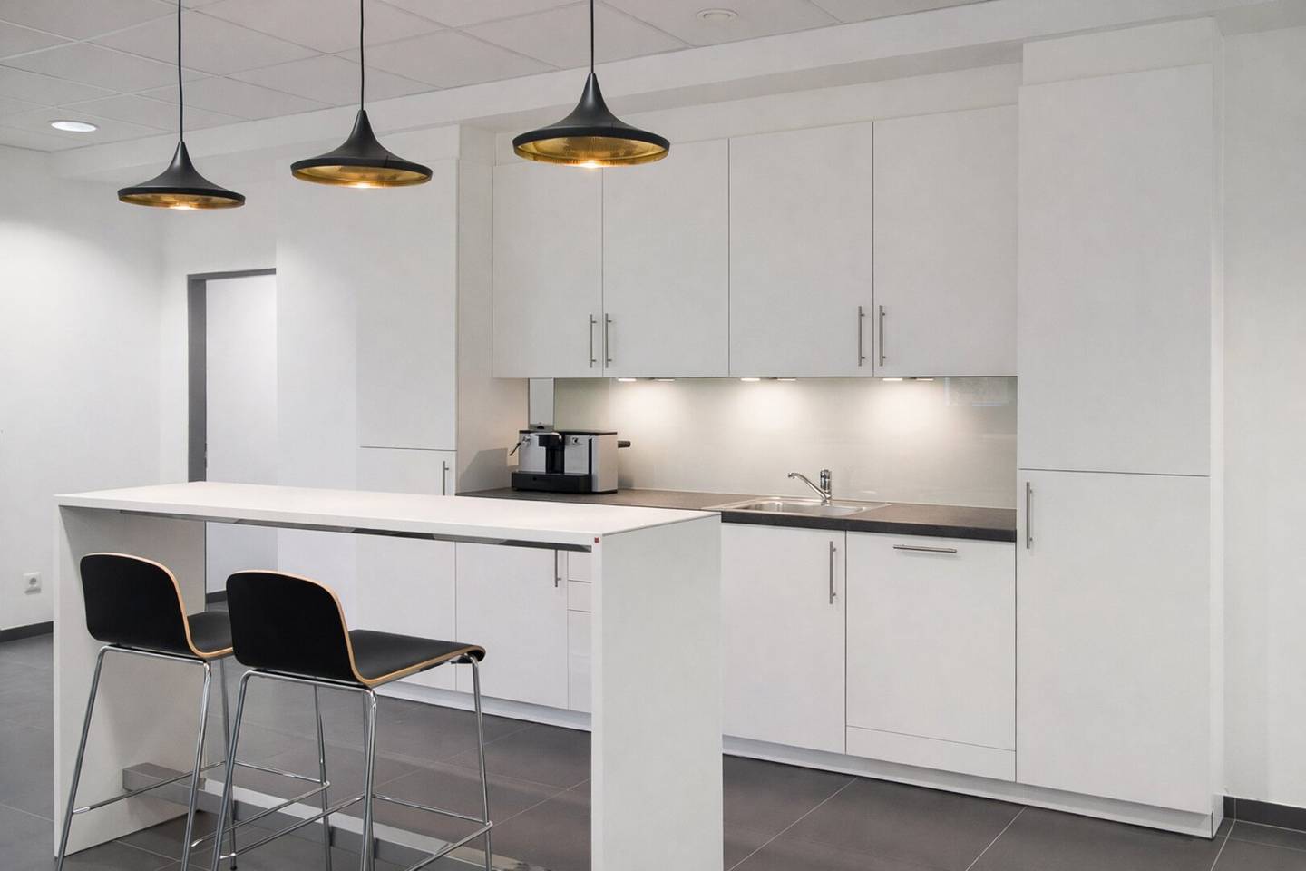 Modern office spaces in 1140 Vienna West Auhof, border to Lower Austria