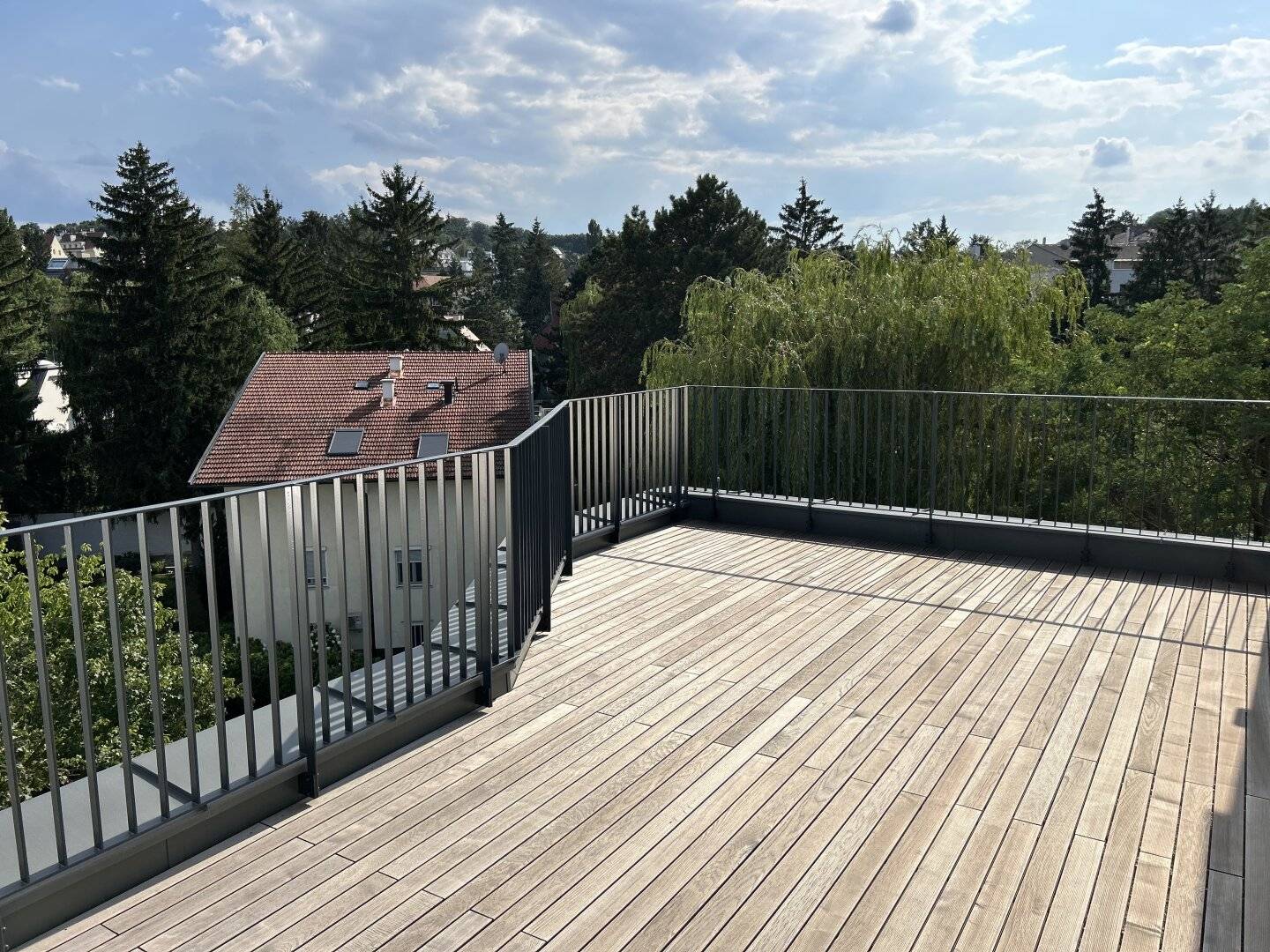 Dachgeschosswohnung mit großer Terrasse und Grünblick