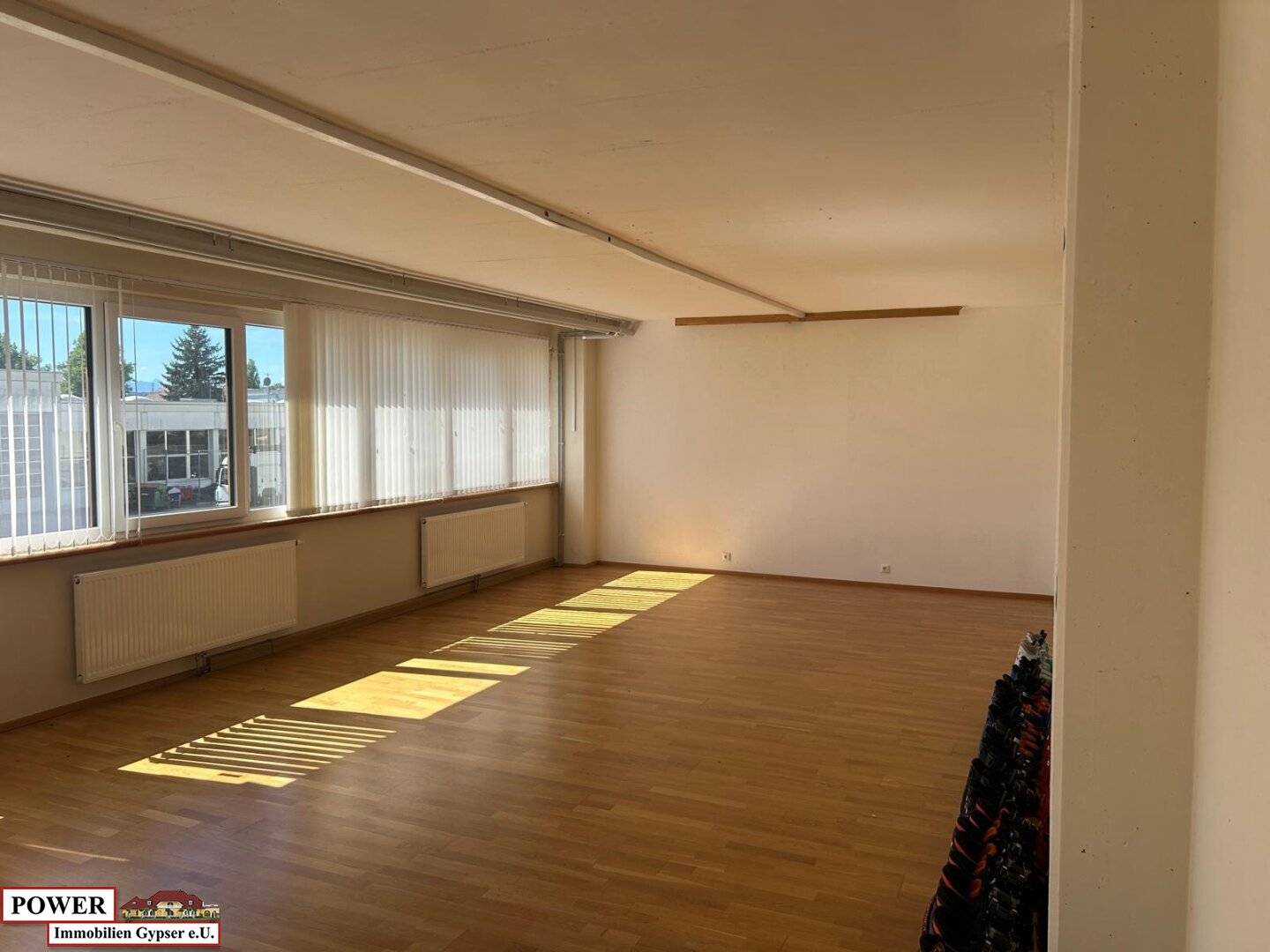Barrierefreie Geschäftsfläche zur Miete in Schalchen, 283 m², zentral