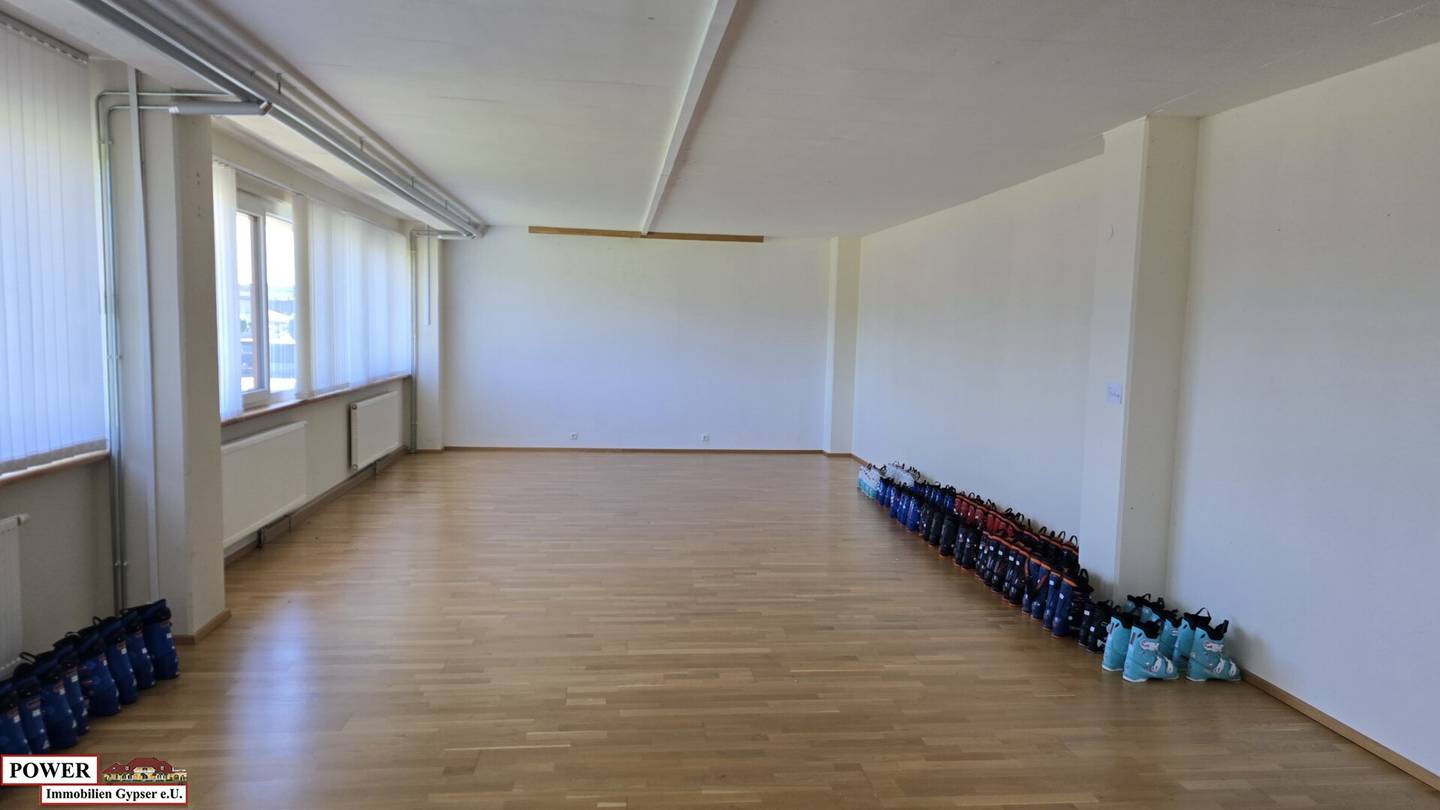 Barrierefreie Geschäftsfläche zur Miete in Schalchen, 283 m², zentral