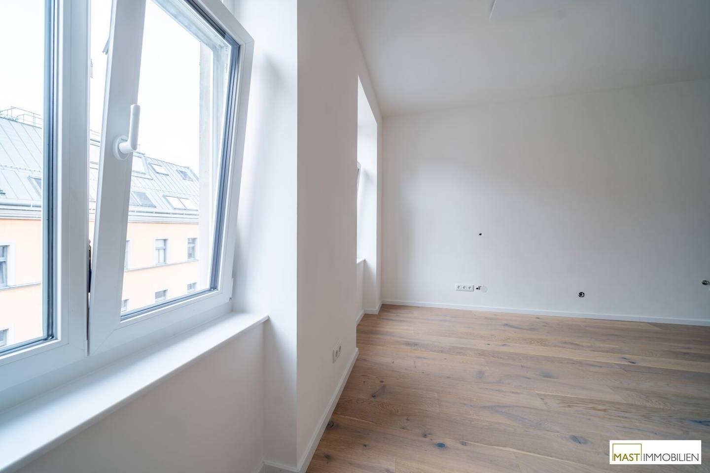 Old building apartment near Clemens Hofbauer Park fully renovated