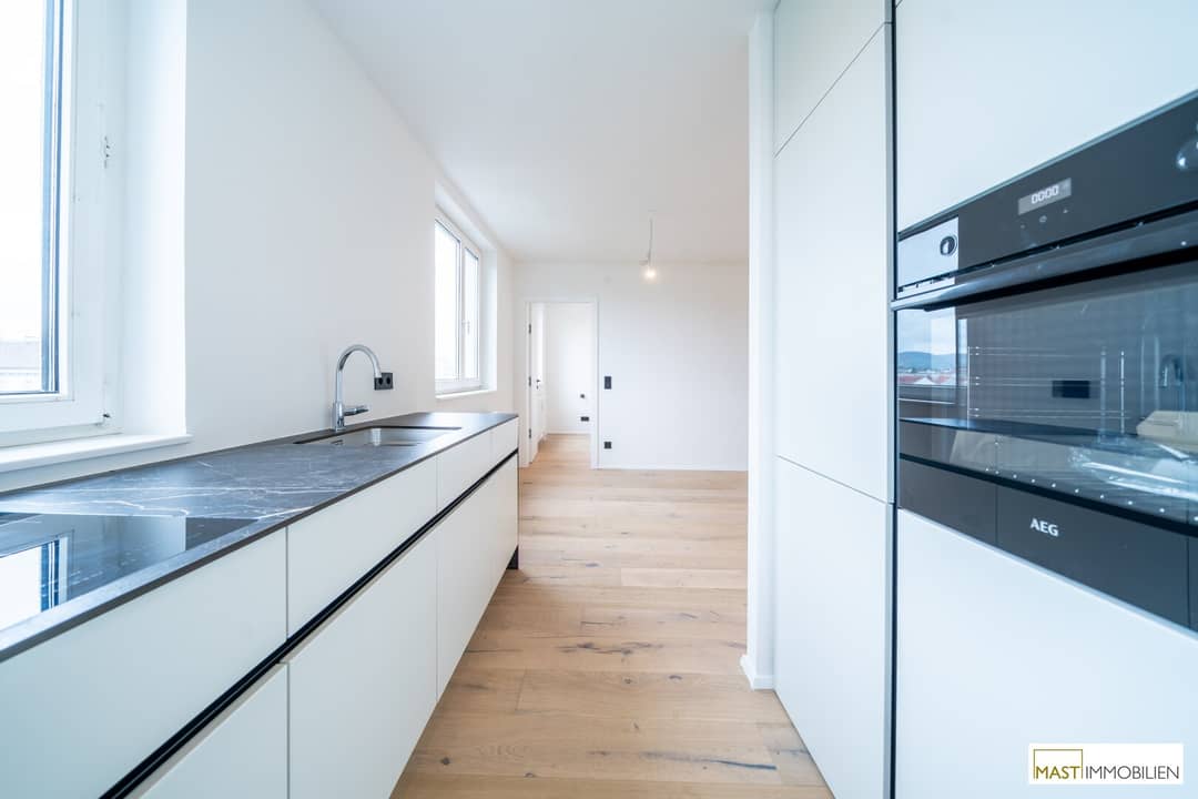 Wohnung mit heller Wohnküche und komplett saniert
