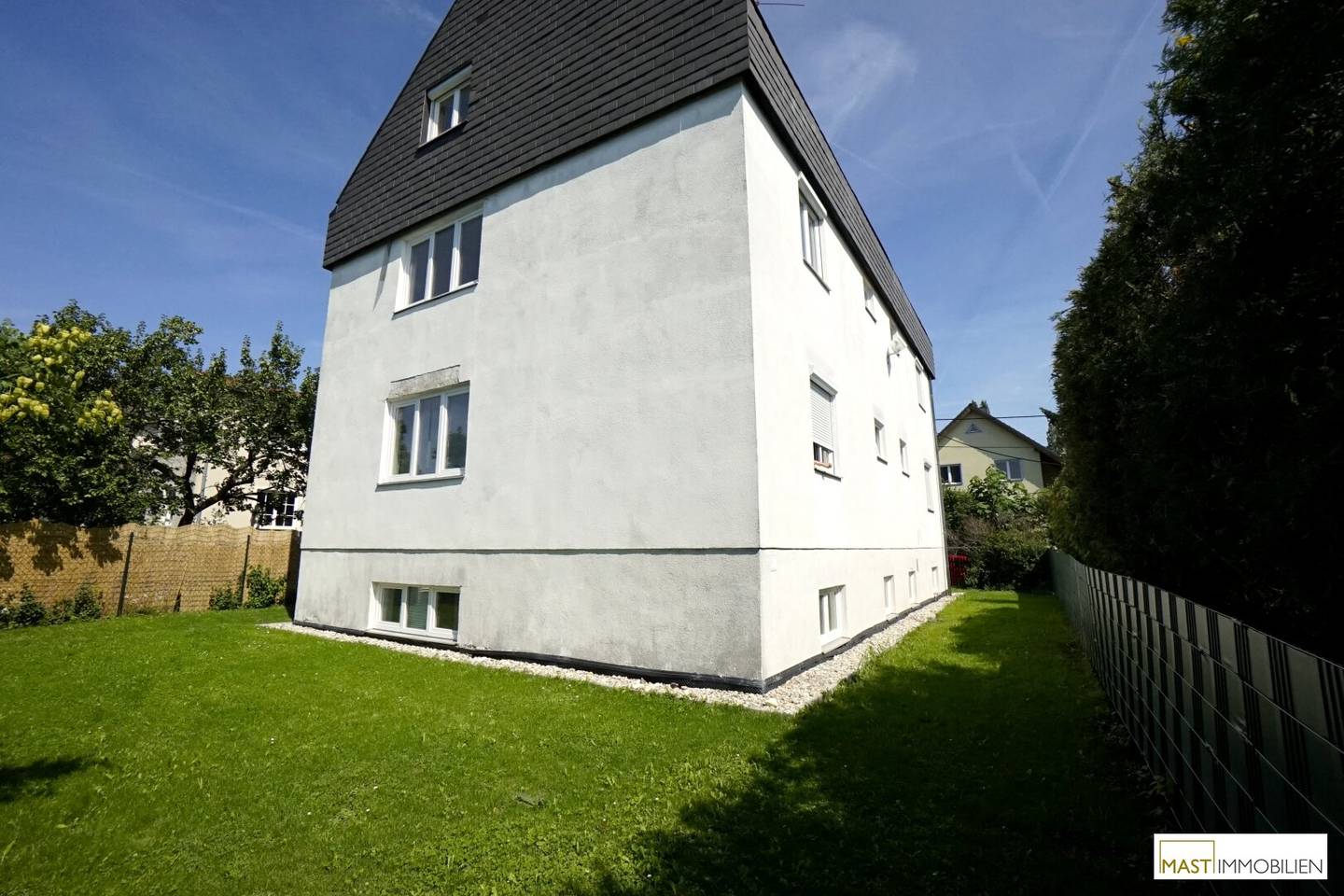 Renovated Multi-Family House with Garden and Parking