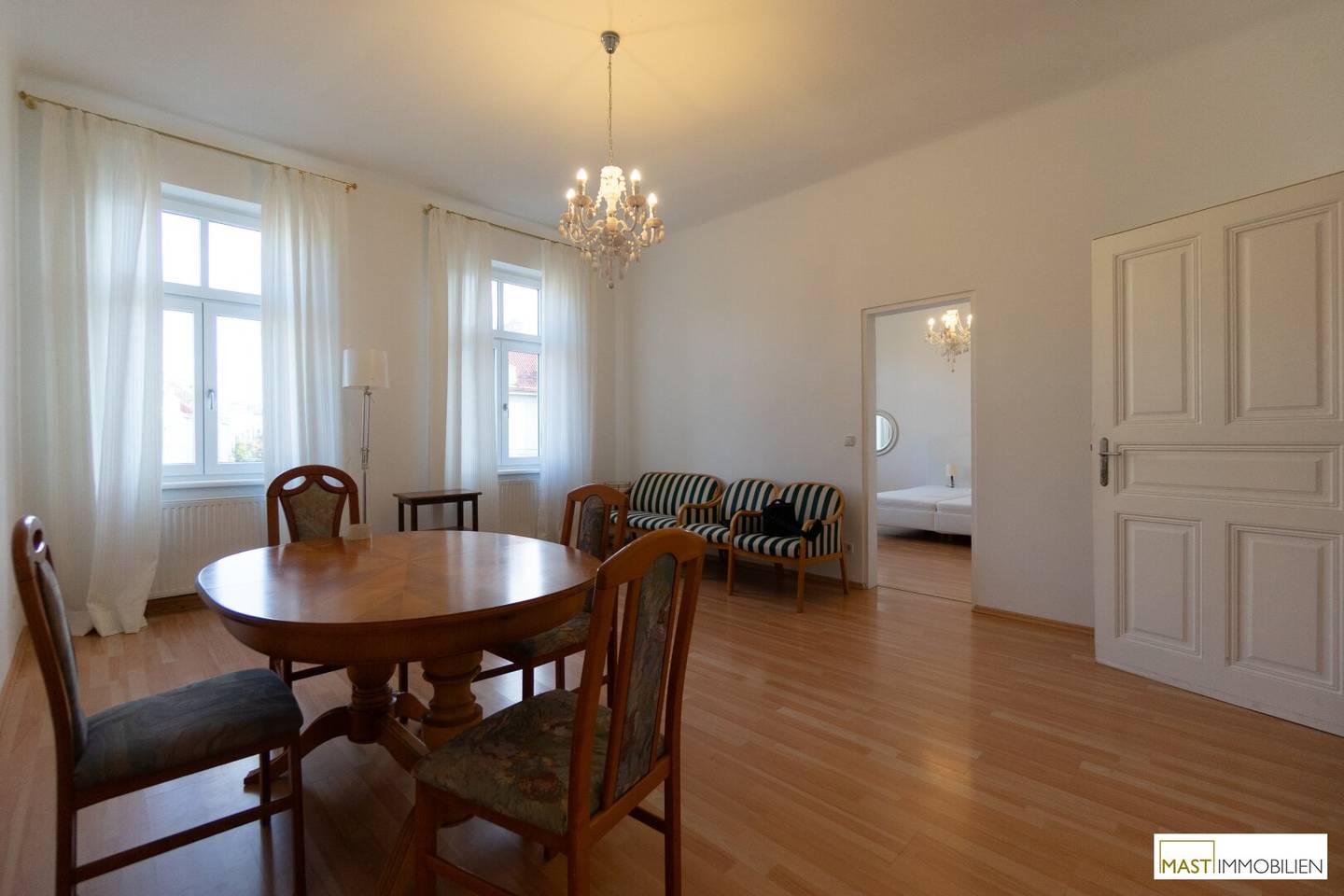 Wohnung im Altbau mit hohen Decken ruhige Lage