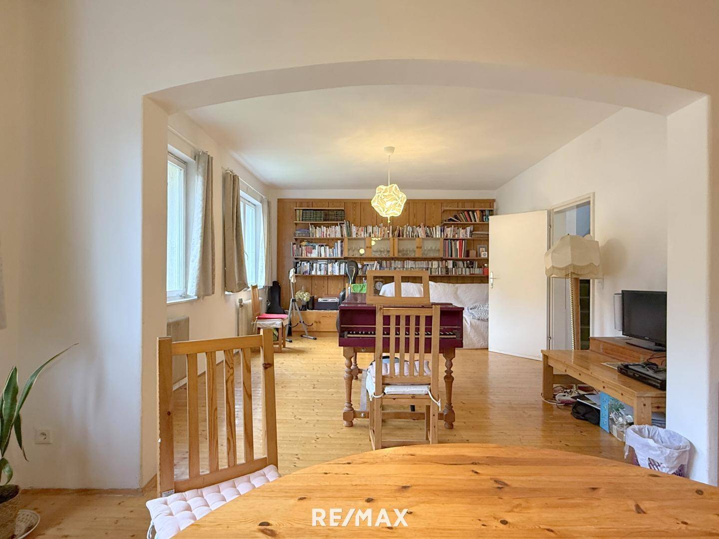 Apartment in a quiet dead end street with garden and pool