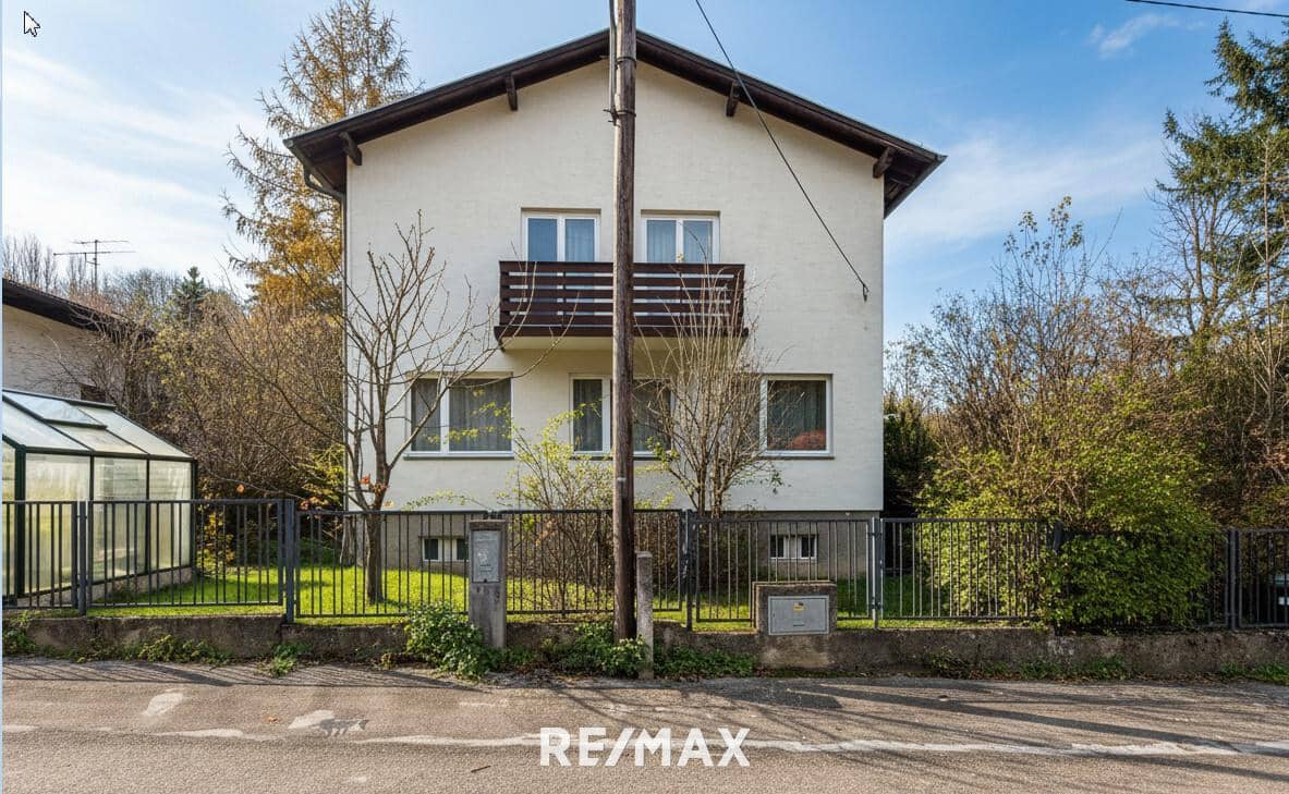 Apartment in a quiet dead end street with garden and pool