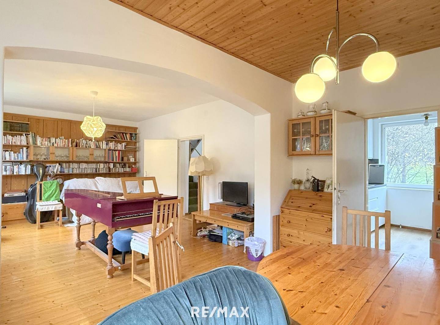 Apartment in a quiet dead end street with garden and pool
