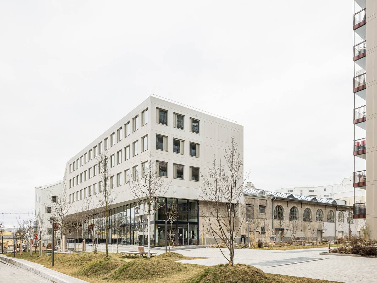 Loftwohnung in industrial setting with large terrace
