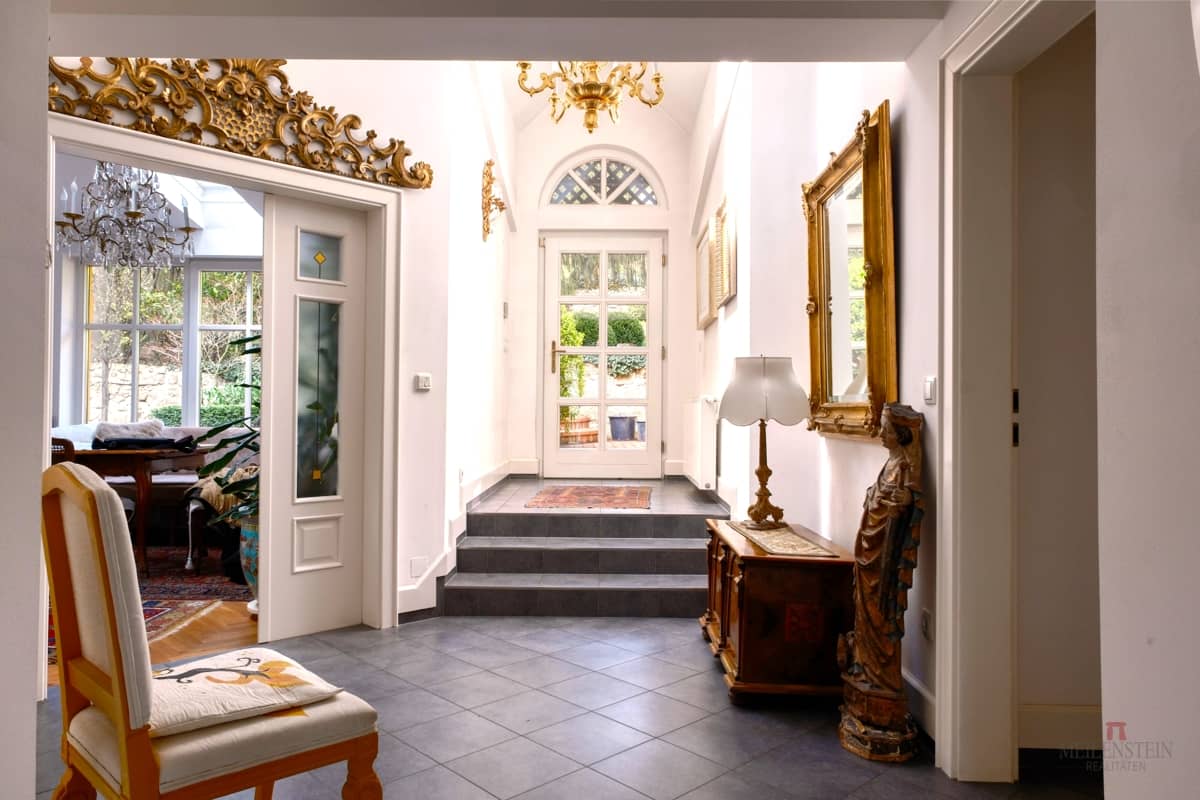 Imposante Villa in Baden am Römerberg mit Pool & Dachstudio