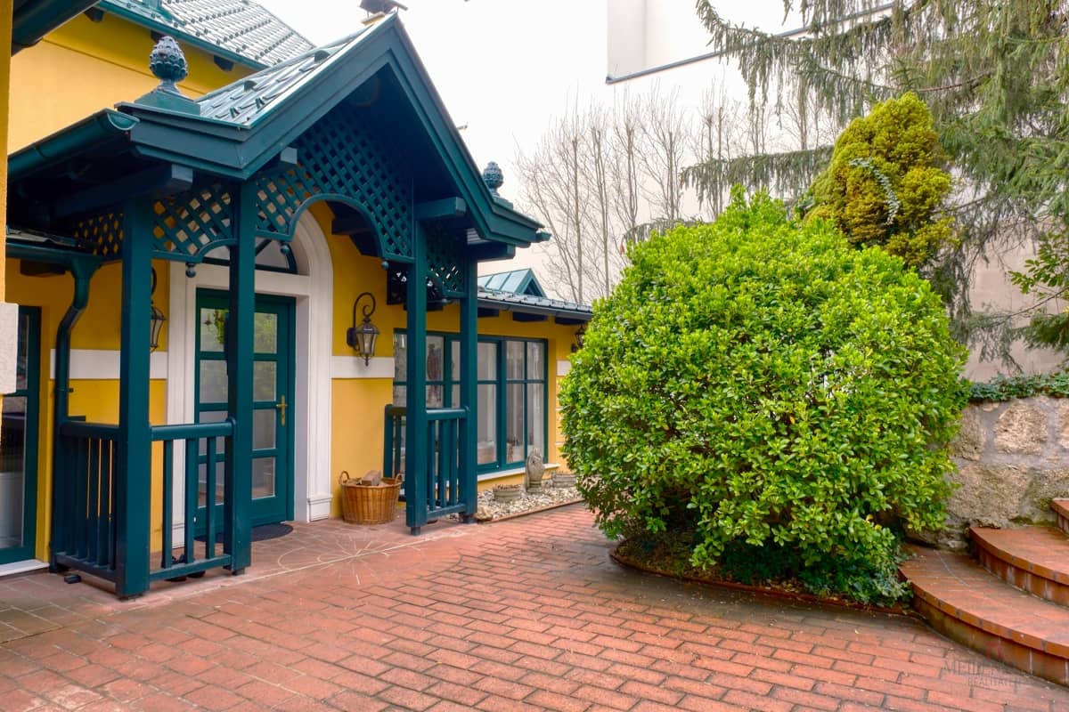 Imposante Villa in Baden am Römerberg mit Pool & Dachstudio