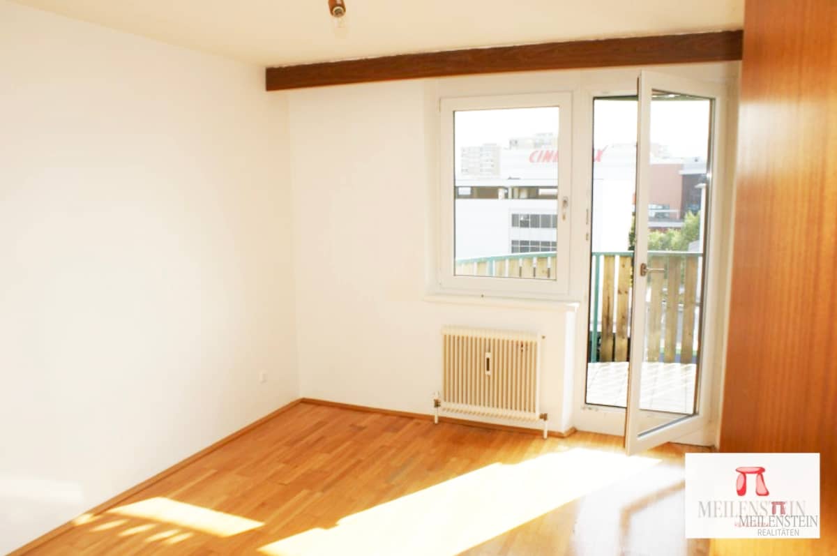 Bright flat with built in kitchen two balconies