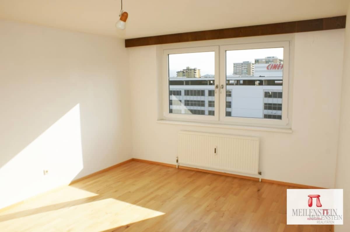 Bright flat with built in kitchen two balconies