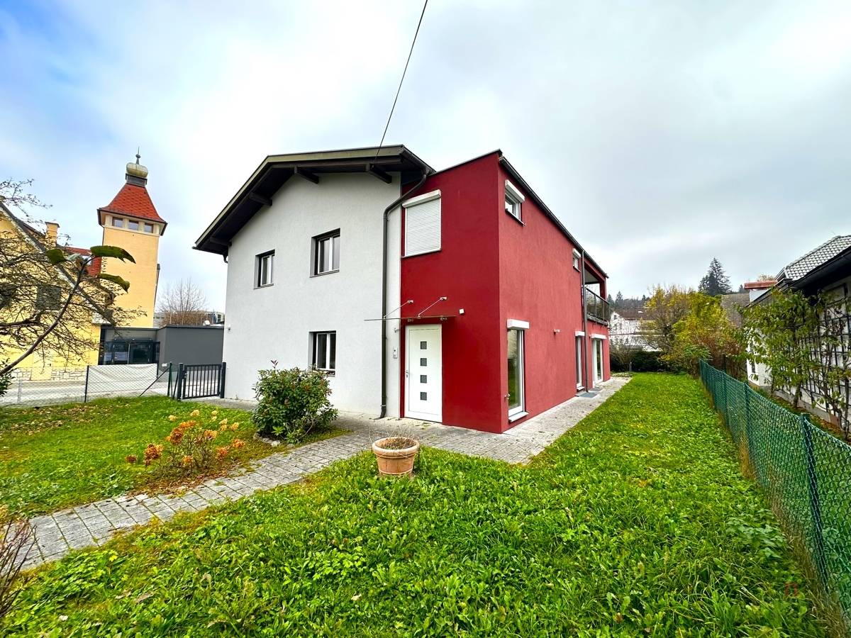 Ground floor apartment with garden and two parking spaces