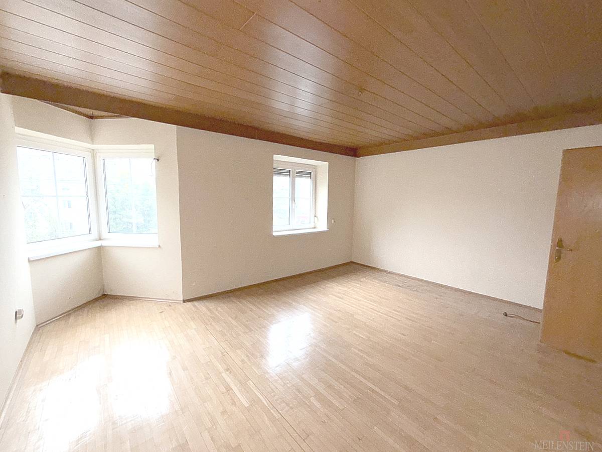Großzügige 4 Zimmer Wohnung mit Erker in zentraler Lage