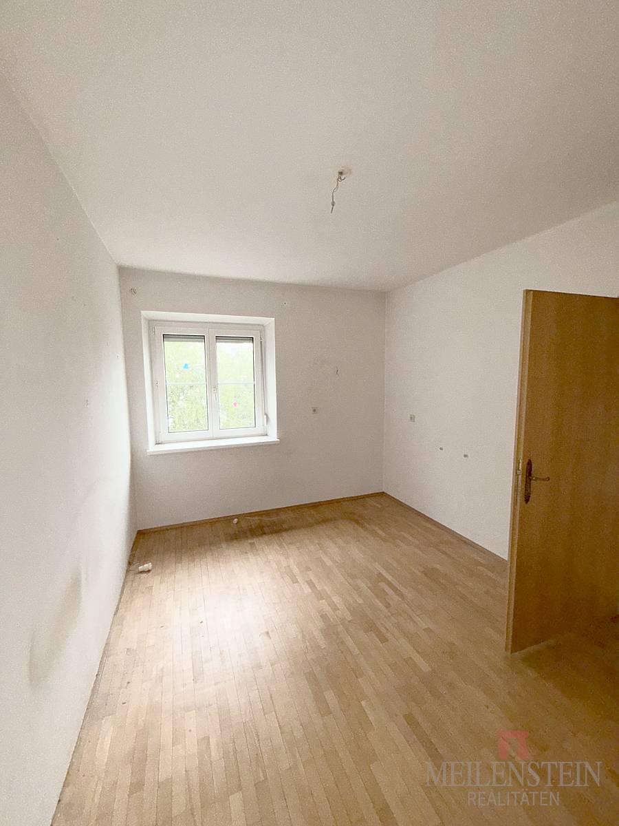 Großzügige 4 Zimmer Wohnung mit Erker in zentraler Lage