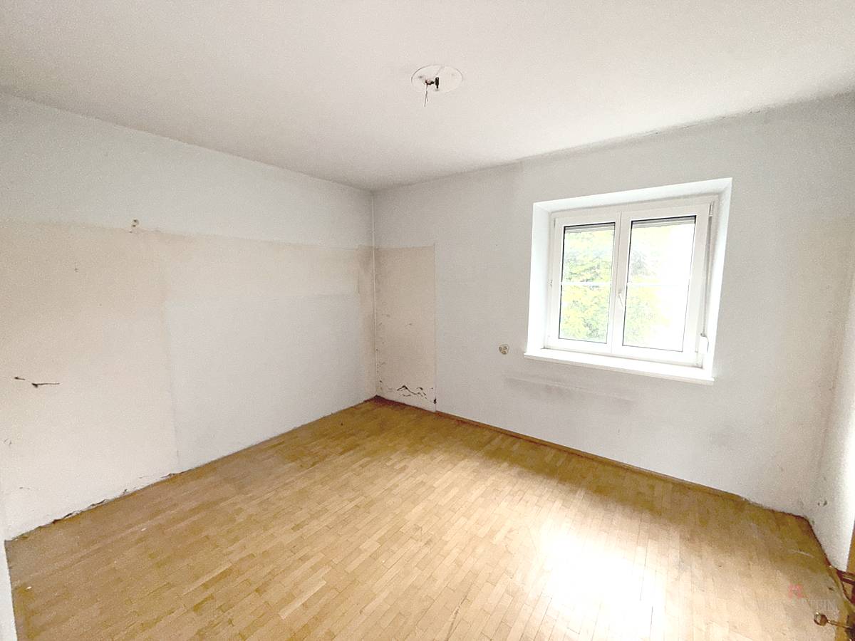 Großzügige 4 Zimmer Wohnung mit Erker in zentraler Lage