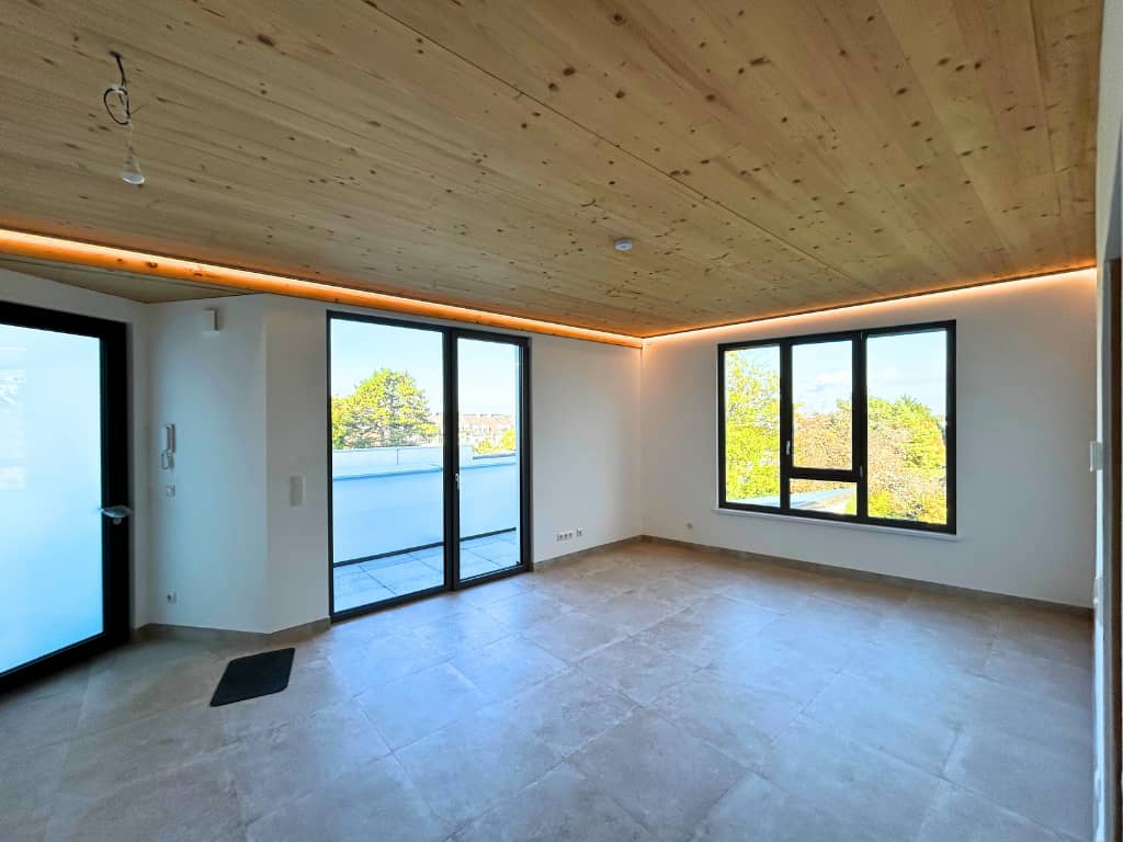 Penthouse in peaceful green setting with loggia