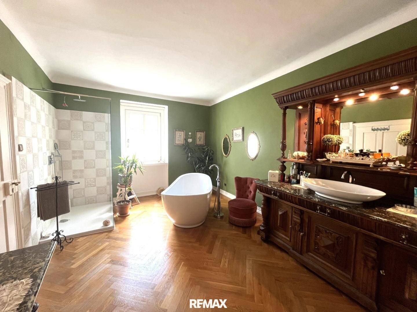 Weitra: Wohn- und Geschäftshaus mit Neobarock-Fassade 8 Zimmer