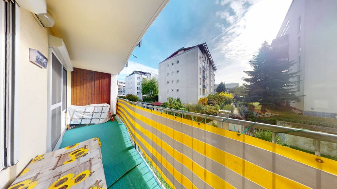 Apartment with loggia and good transport links
