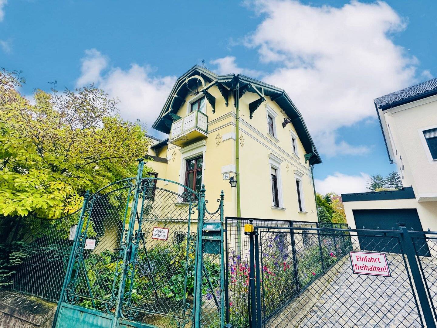 Gut geschnittenes Grundstück mit Abbruch-Villa