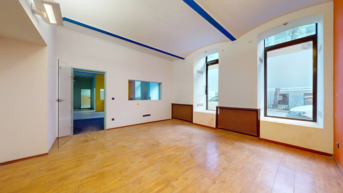 Großzügige Gewerbeeinheit (Büro/Praxis/etc) Nähe Mariahilfer Straße!