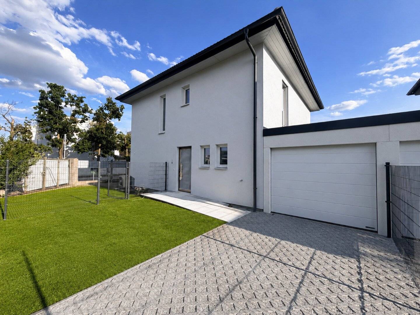 Eckgrundstück mit Einfamilienhaus