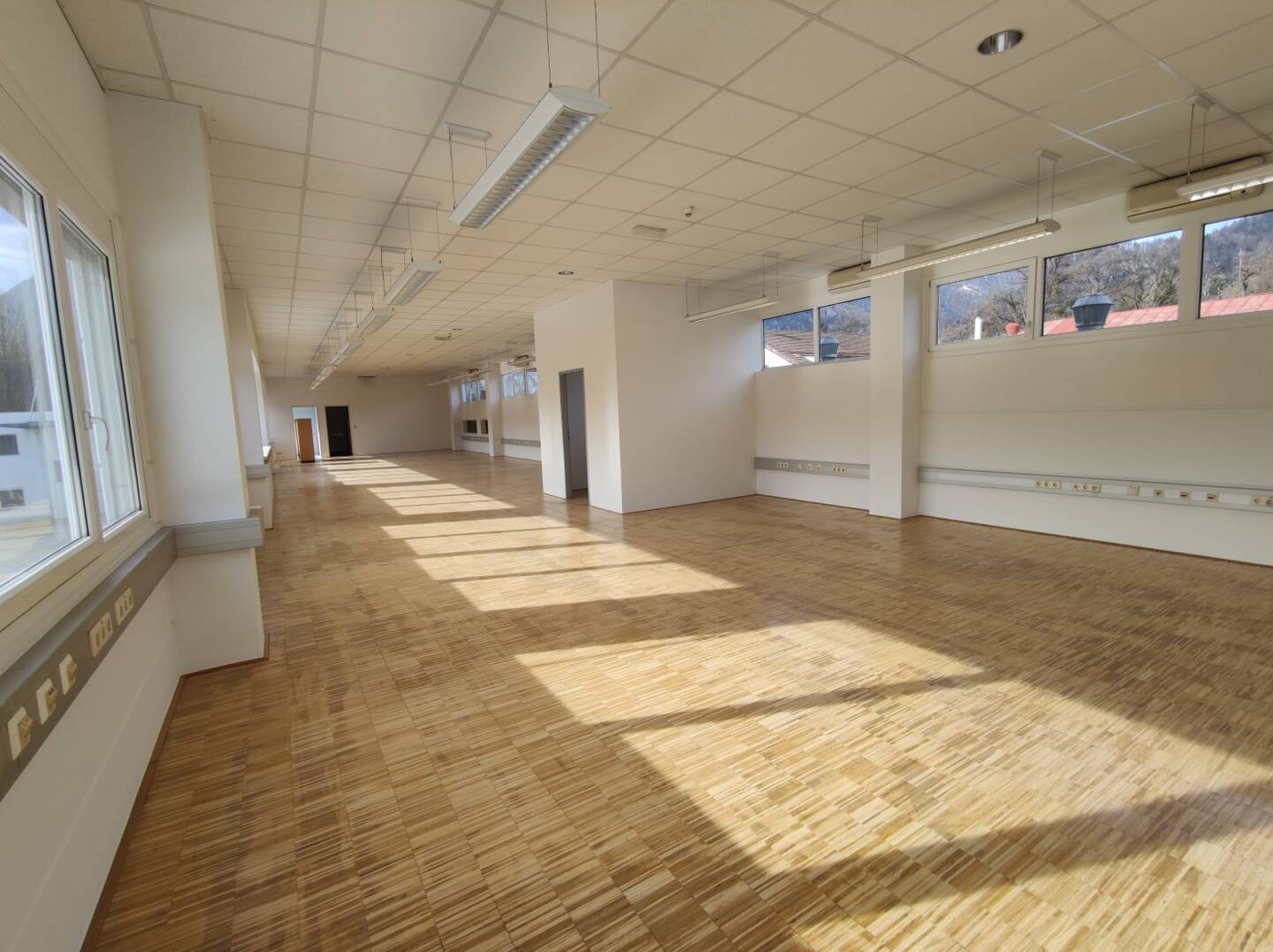 RENT: Bright office space 300-600m² in a good location in Kramsach