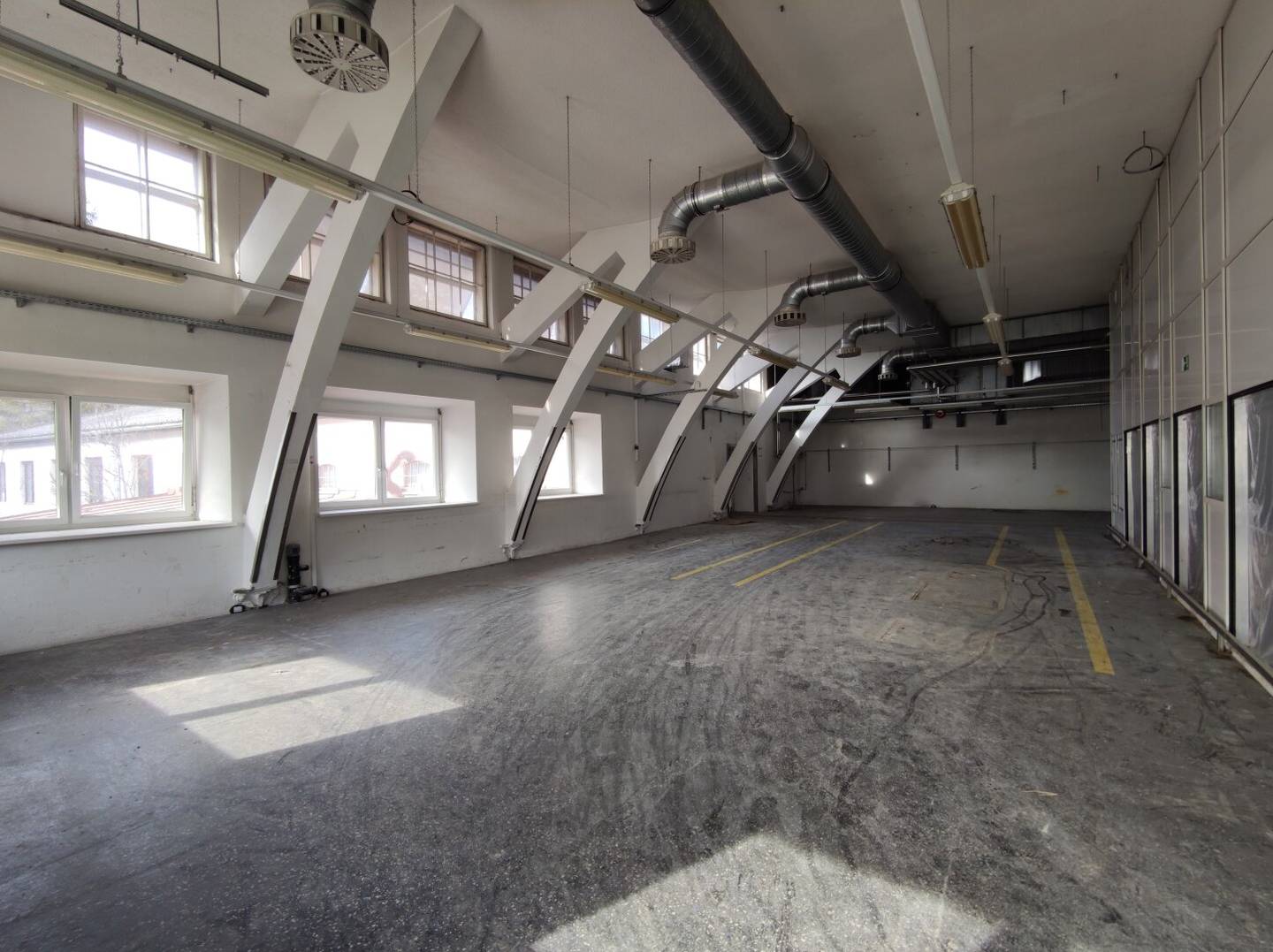 RENT: Hall 128m² with office and storage space in Kramsach