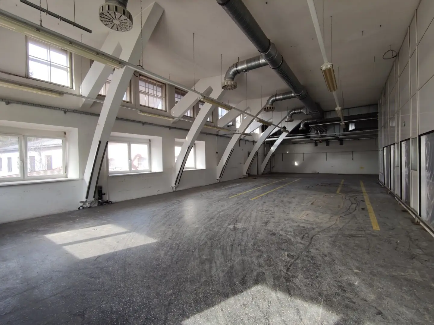 RENT: Hall 128m² with office and storage space in Kramsach