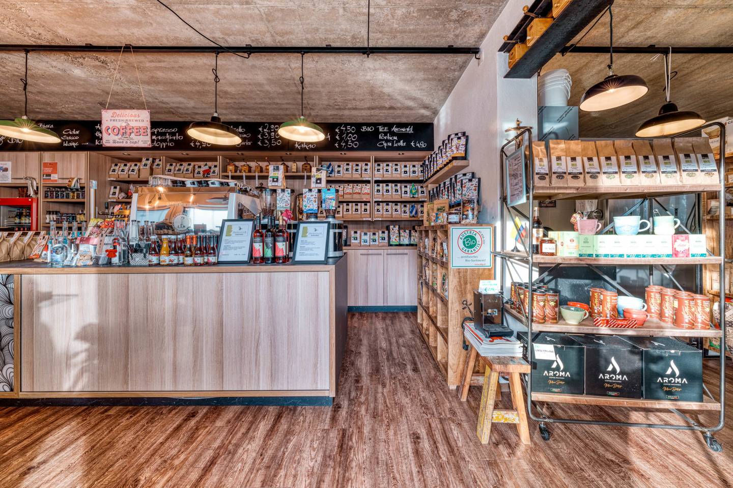 Traditionelles Haus mit mehreren Wohneinheiten, Caférösterei und Hofladen in Bestlage von Telfs !