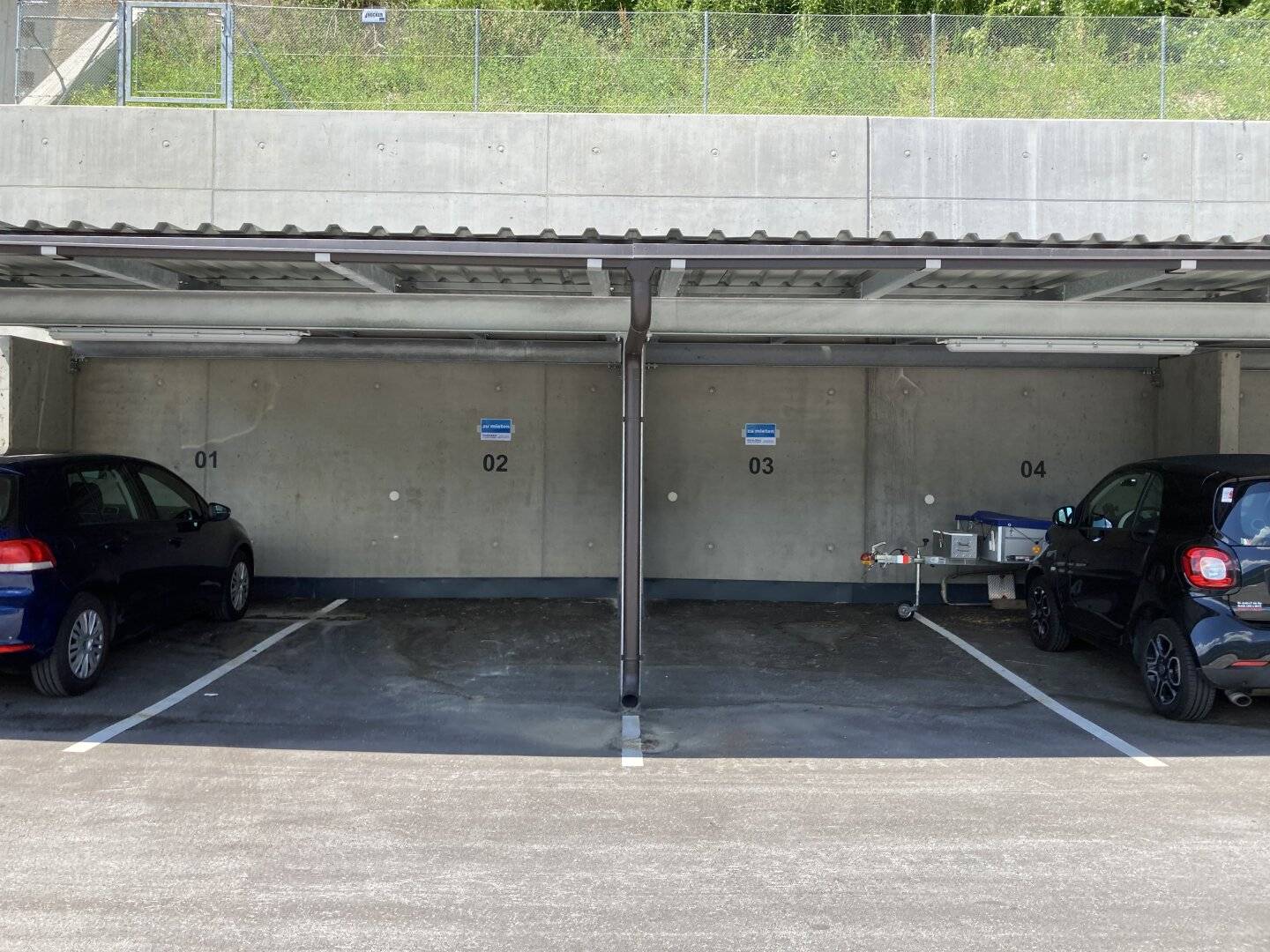Überdachte Parkplätze in Vomp mit Carport und E-Ladestation – 3 Stück