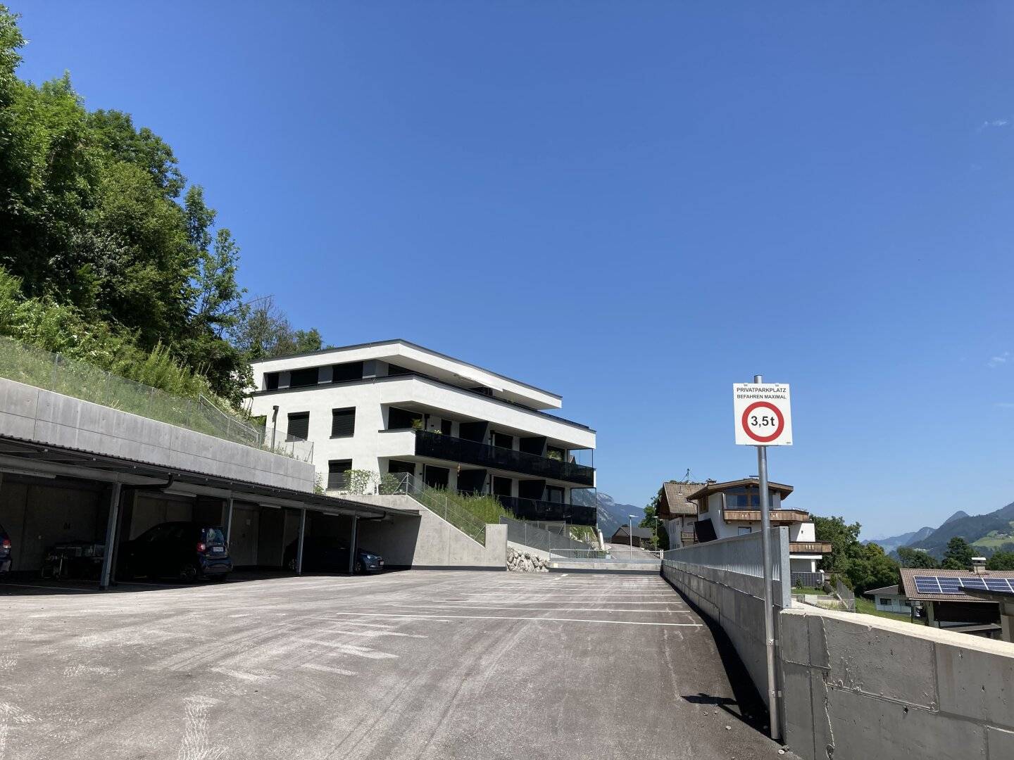 Überdachte Parkplätze in Vomp mit Carport und E-Ladestation – 3 Stück