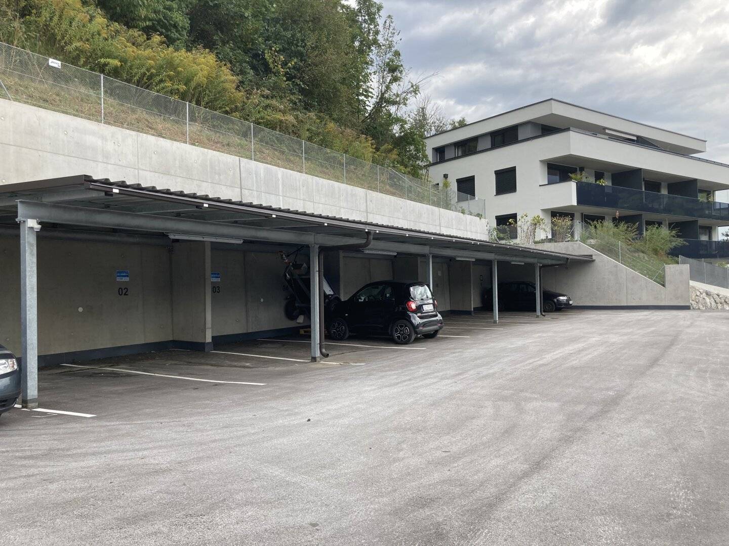 Überdachte Parkplätze in Vomp mit Carport und E-Ladestation – 3 Stück