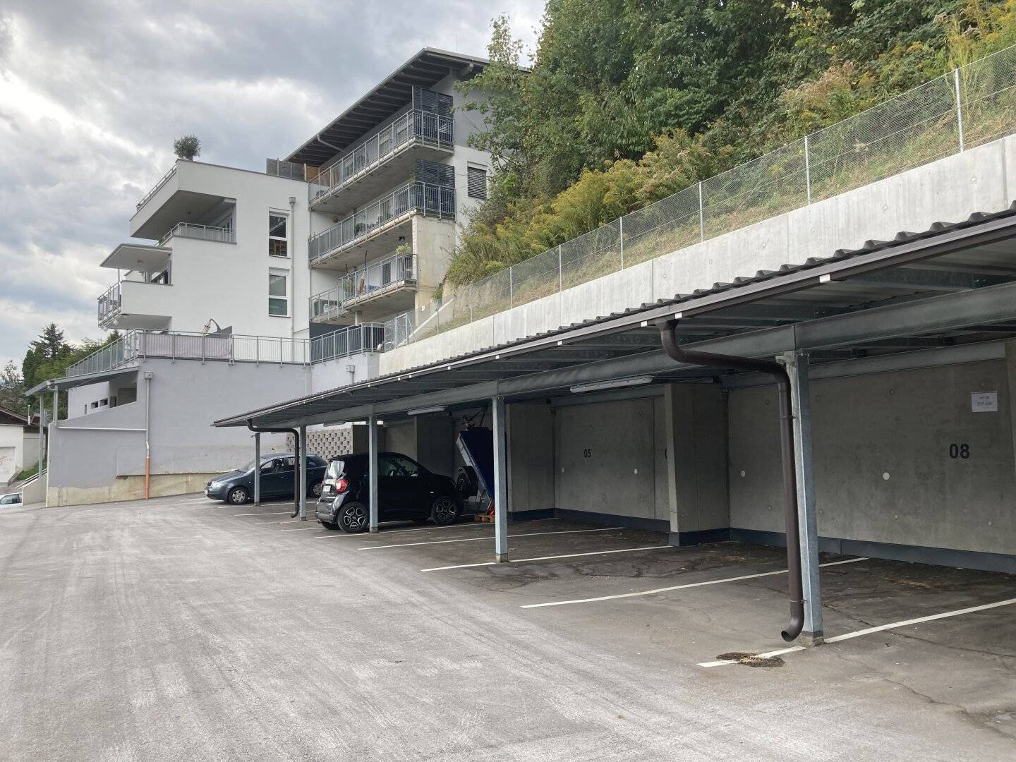 Überdachte Parkplätze in Vomp mit Carport und E-Ladestation – 3 Stück