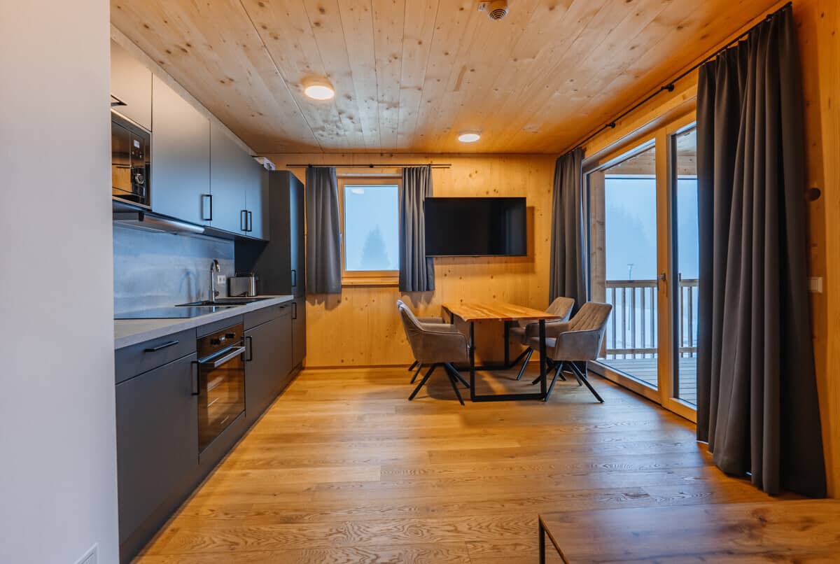 Ground floor apartment on piste balcony parking